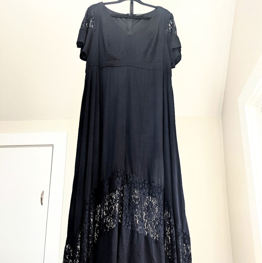 Beautiful Torrid Black Lace Dress ( Size 18)